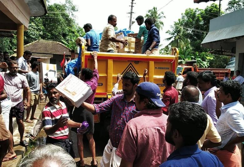 Prathidhwani's Mission Panthalam Vehicle distributed food