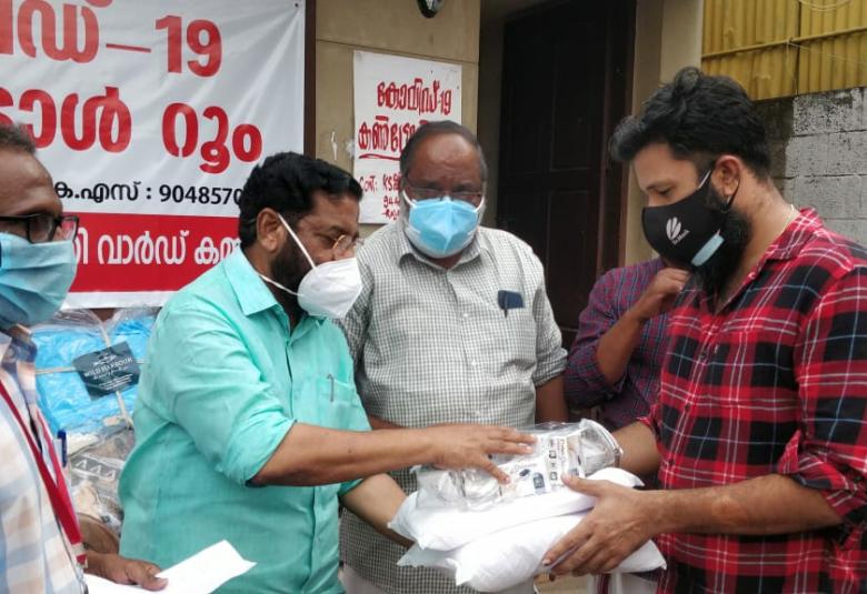 ഓക്സിമീറ്ററുകളും പി പി ഇ കിറ്റുകളും ആരോഗ്യ കേന്ദ്രങ്ങൾക്ക് കൈമാറി